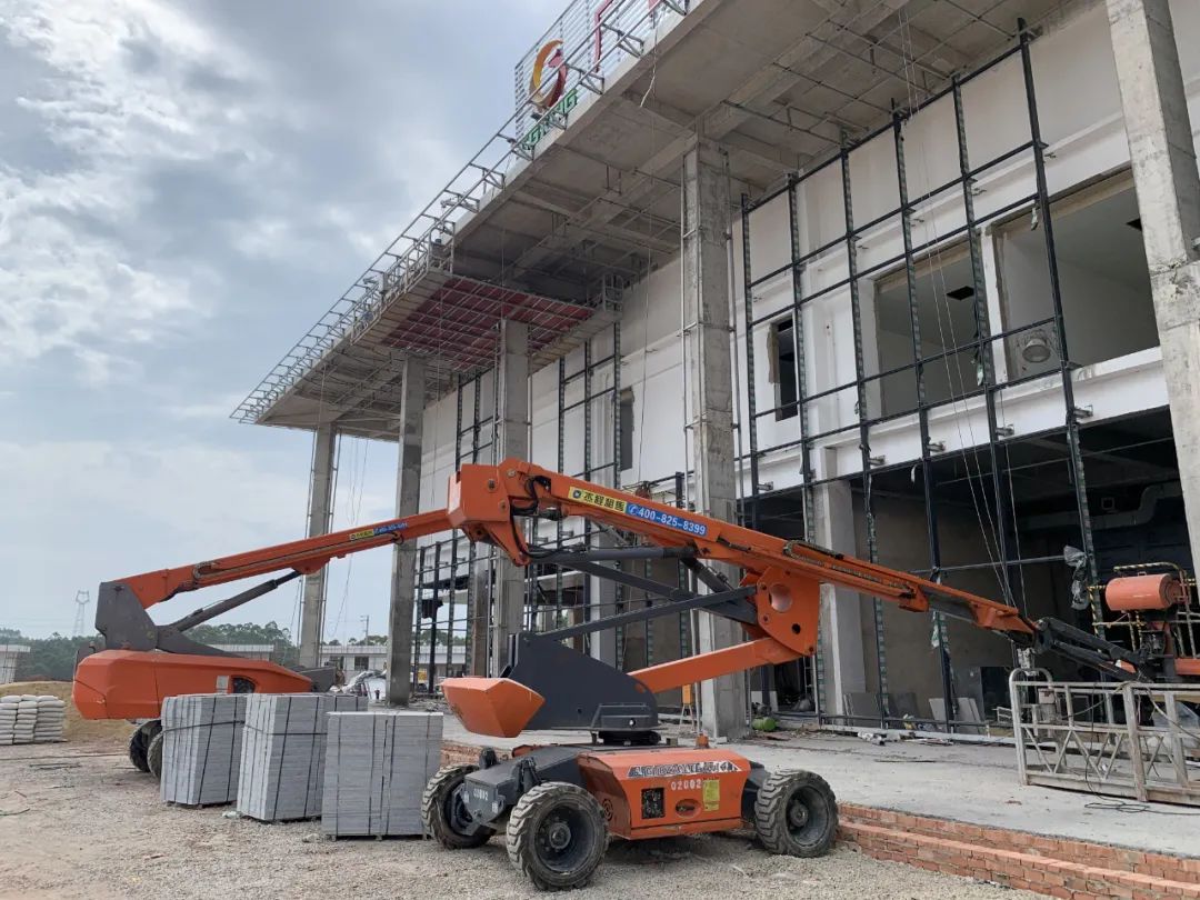 杰程臂式高空平臺應(yīng)用于荔玉高速下灣服務(wù)區(qū)工地 杰程臂式高空平臺應(yīng)用于荔玉高速下灣服務(wù)區(qū)工地