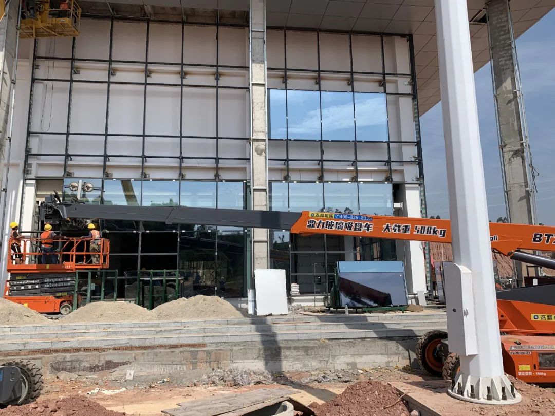 杰程玻璃吸盤車出租應(yīng)用于荔玉高速下灣服務(wù)區(qū)工地 杰程玻璃吸盤車出租應(yīng)用于荔玉高速下灣服務(wù)區(qū)工地