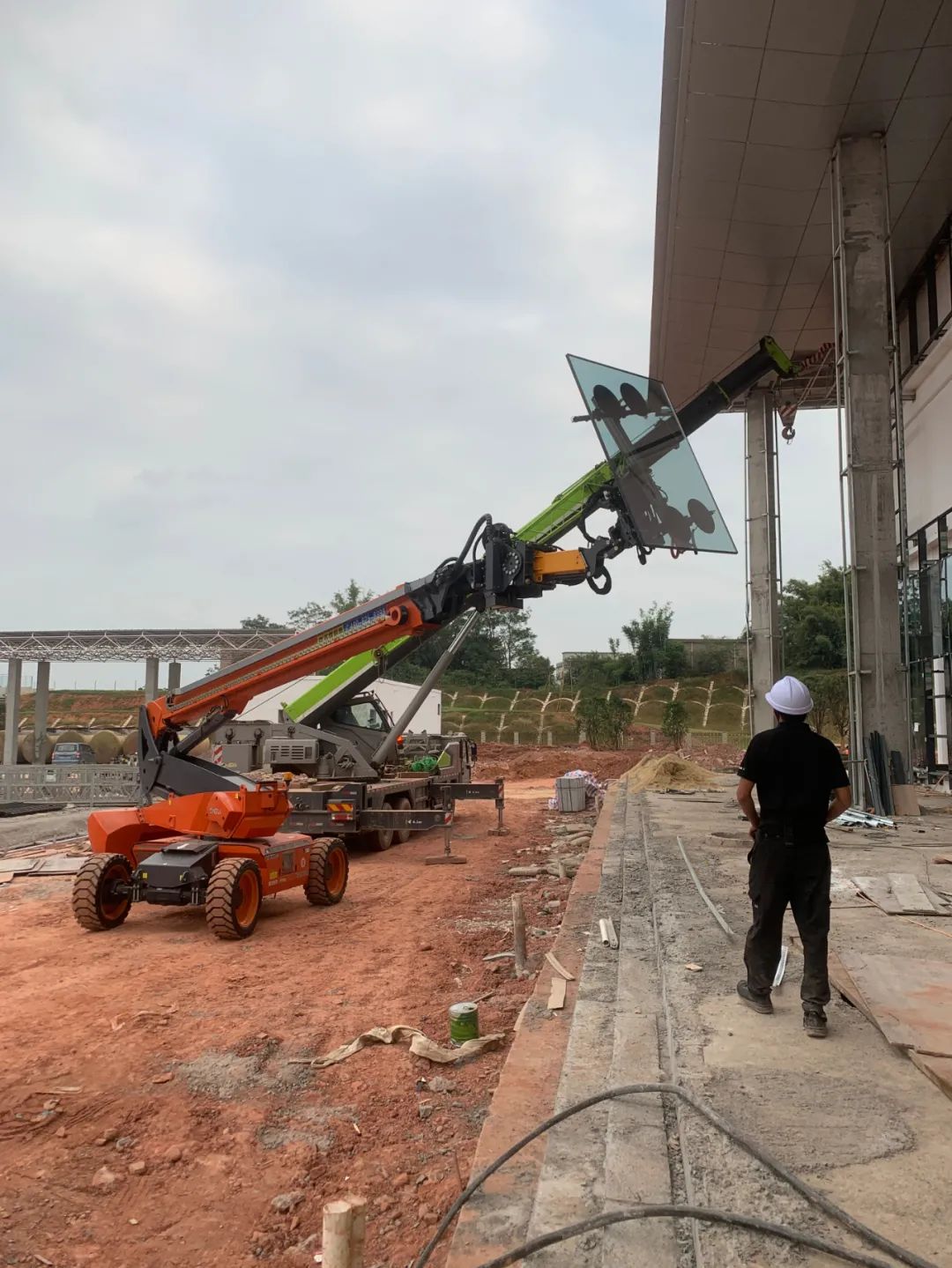 杰程玻璃吸盤車出租應(yīng)用于荔玉高速下灣服務(wù)區(qū)工地 杰程玻璃吸盤車出租應(yīng)用于荔玉高速下灣服務(wù)區(qū)工地