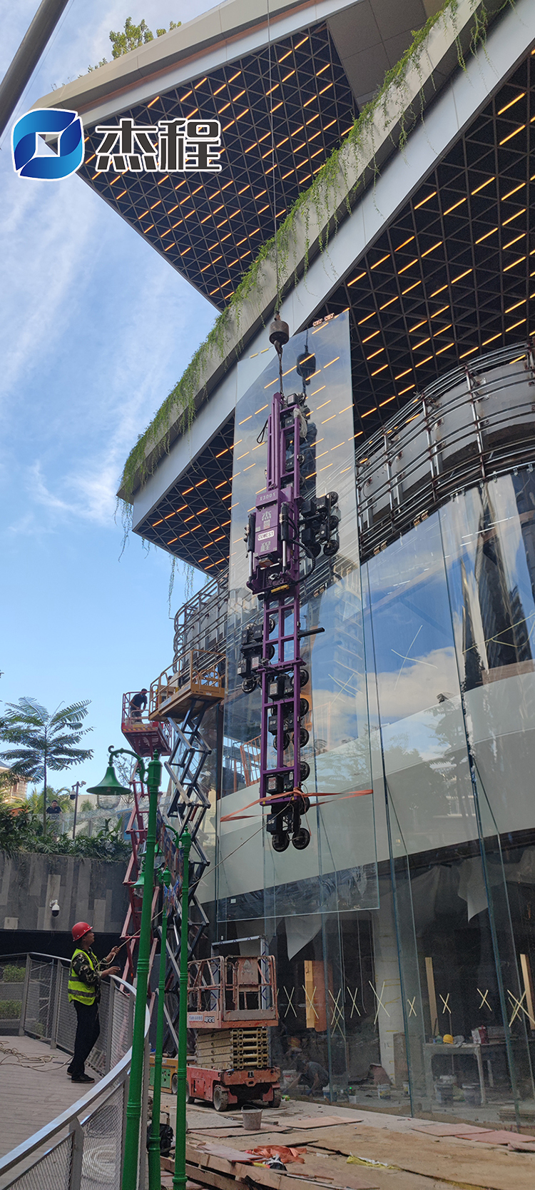 3噸電動吸盤輕松安裝2.1噸重弧形大玻璃 3噸電動吸盤輕松安裝2.1噸重弧形大玻璃